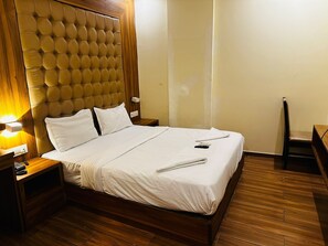 Deluxe Double Room, Pets Not Allowed | In-room dining