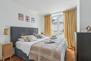 City Apartment, 1 Double Bed with Sofa bed, Non Smoking | Iron/ironing board, cribs/infant beds, free WiFi, bed sheets - Chic 1BR Near Louvre & Musee d Orsay  (Paris)