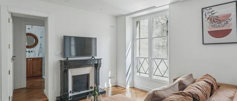 City appartement, 1 tweepersoonsbed met slaapbank, niet-roken | Woonruimte | Een 40-inch smart-tv met satellietzenders