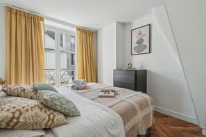City Apartment, 1 Double Bed with Sofa bed, Non Smoking - Chic 1BR Near Louvre & Musee d Orsay  (Paris)