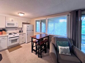 Fridge, microwave, oven, stovetop - Cozy Condo for Adventurous Couples in Sugar Mountain (Sugar Mountain)