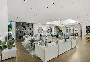 تلفزيون ذكي، م�دفأة، مكتب