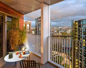 2 bedrooms - 2bed-2bath-2balconylondoneyeview (London)
