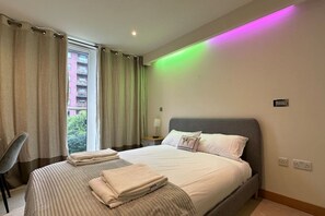 Apartment, Smoking | Exterior - 2b2b Apt Park + River + Balcony (London)