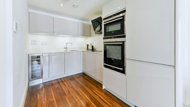 Unclassified image, 1 of 41, button - Aldgate (London)