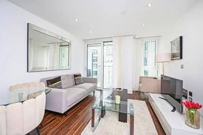 House, Smoking | Exterior - Aldgate (London)