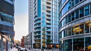 Unclassified image, 2 of 41, button - Aldgate (London)