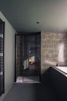 Suite superior, vistas a la colina | Sistema de insonorización, cunas (de pago), wifi gratis y ropa de cama