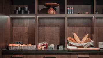 Daily continental breakfast (EUR 25 per person)