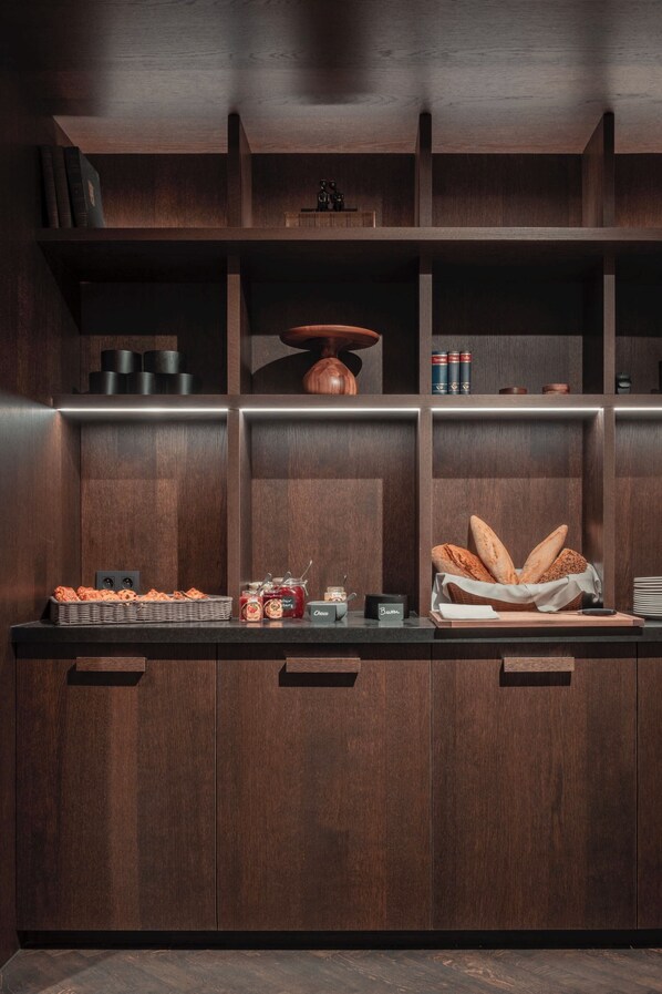 Desayuno continental (EUR 25 por persona) 