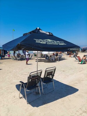 Platja a a prop, gandules de platja i para-sols per a la platja 