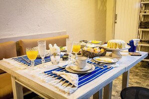 Free daily buffet breakfast - Hospedaria215 (São Sebastião)