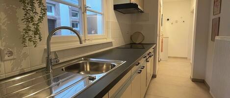 Fridge, oven, stovetop, coffee/tea maker