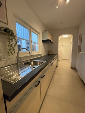 Kühlschrank, Ofen, Herdplatte, Wasserkocher mit Kaffee-/Teezubehör