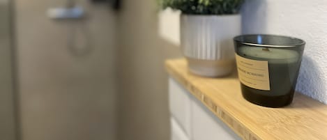 Dusj, hårføner og håndklær
