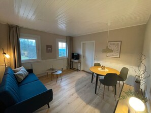 TV - Langenberghof Holiday Apartment – Nature Retreat for You and Your Dog (Oberharmersbach)