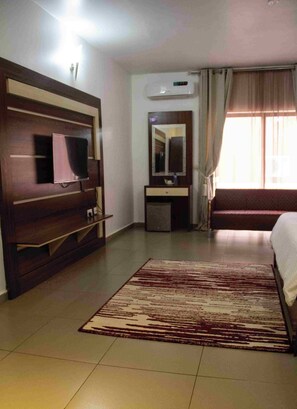 Egyptian cotton sheets, premium bedding, pillowtop beds, desk