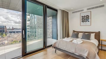 3 slaapkamers, een bureau, een strijkplank/strijkijzer, reisbedje