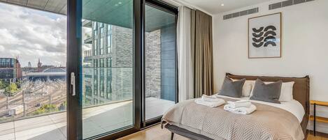 3 habitaciones, escritorio y tabla de planchar con plancha