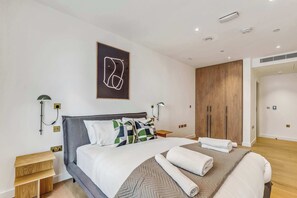 2 chambres, bureau, fer et planche à repasser, lit de bébé portatif