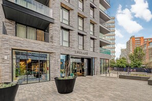 Exterior - Chic and Charming 2-Bedroom Condo (London)
