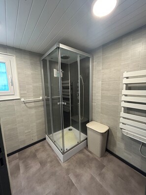 Shower, towels, soap, toilet paper - Country house between the sea and Mont-Saint-Michel (Fleury)