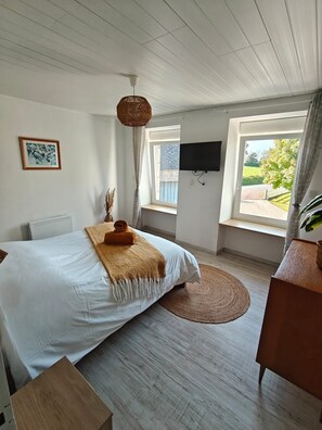 4 bedrooms, WiFi, bed sheets