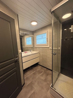 Dusche, Handtücher, Seife, Toilettenpapier