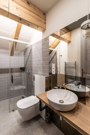Dusche, Haartrockner, Handtücher, Seife