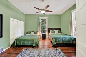 3 bedrooms, desk, laptop workspace, free WiFi - Historic Athens Home With Location & Comfort 3 Bedroom Home (Athens)