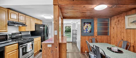 Maison, 3 chambres | Cuisine privée | Réfrigérateur, un four, grille-pain