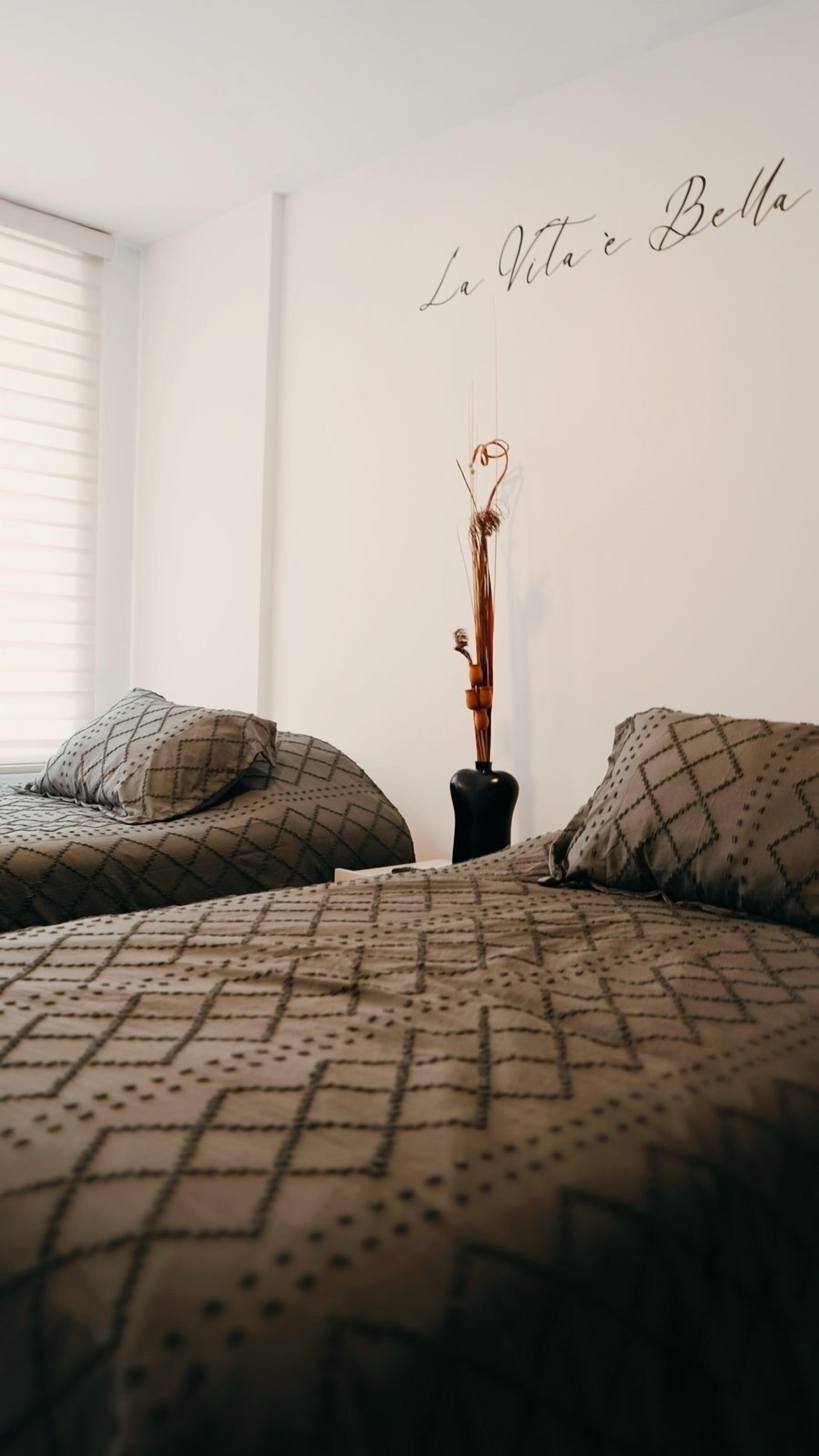 2 slaapkamers, een strijkplank/strijkijzer, gratis wifi, beddengoed