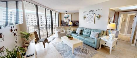 Condo, 3 Bedrooms | Living area
