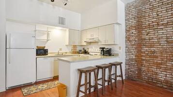 Apartamento, 1 quarto | Cozinha privada | Geladeira, fogão, cafeteira/chaleira, torradeira