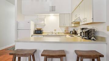 Apartment, 1 Bedroom | Private kitchen | Fridge, oven, coffee/tea maker, toaster