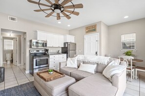 Condo, 2 chambres | Aire de séjour