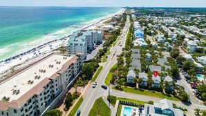 Ein Küstenhotel mit mehreren Gebäuden, einem Strand und freiem Blick auf den Ozean.
