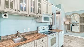 Condo, 2 Bedrooms | Private kitchen | Fridge, oven, coffee/tea maker, toaster