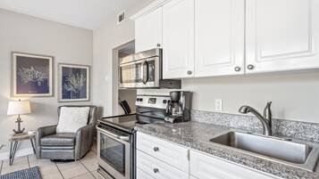 Condo, 1 habitación | Cocina privada | Refrigerador, horno, cafetera y tetera y tostadora