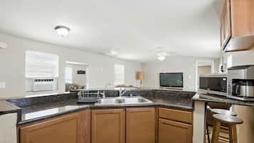 House, 2 Bedrooms | Private kitchen