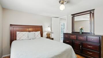 House, 2 Bedrooms | 2 bedrooms, laptop workspace, iron/ironing board, free WiFi