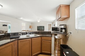 House, 2 Bedrooms | Private kitchen