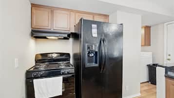 House, 2 Bedrooms | Private kitchen