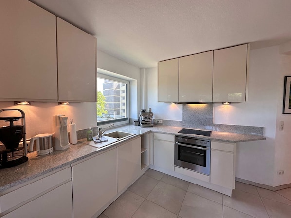 冷蔵庫、オーブン、コンロ、食器洗い機