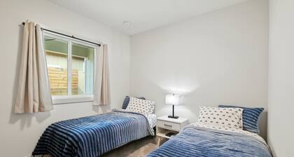 Brand New Cool Comfy Lawrence Retreat 3 Bedroom Duplex