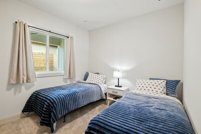 Brand New Cool Comfy Lawrence Retreat 3 Bedroom Duplex