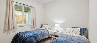 Brand New Cool Comfy Lawrence Retreat 3 Bedroom Duplex