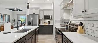 Brand New Cool Comfy Lawrence Retreat 3 Bedroom Duplex