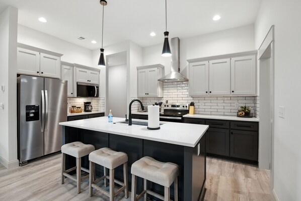 Duplex, 3 Bedrooms | Private kitchen | Fridge, oven, coffee/tea maker, toaster - Brand New Cool Comfy Lawrence Retreat 3 Bedroom Duplex (Lawrence)