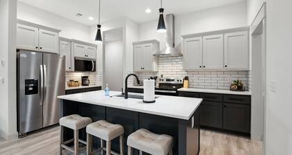 Brand New Cool Comfy Lawrence Retreat 3 Bedroom Duplex